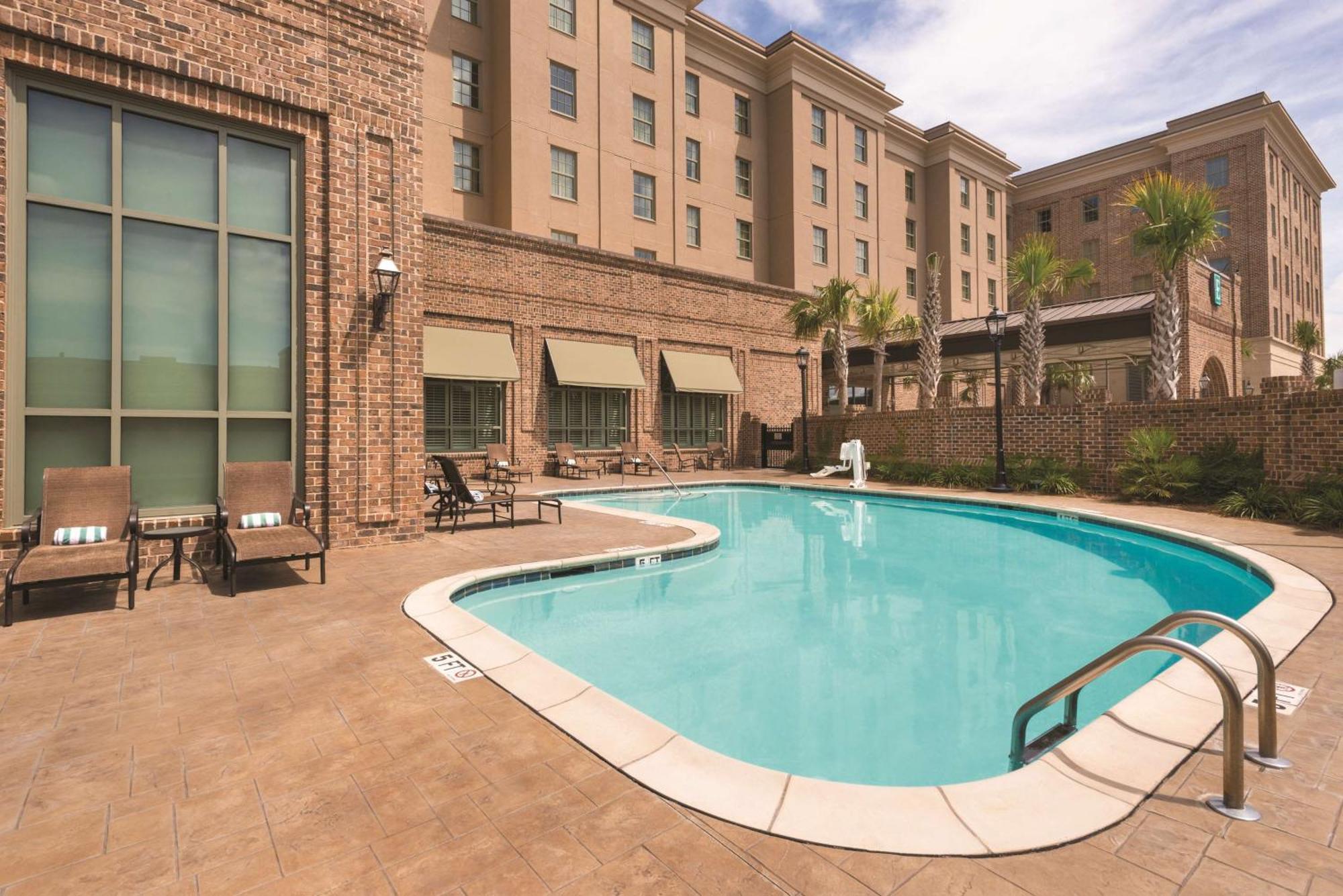 Embassy Suites Savannah Historic District Exterior foto